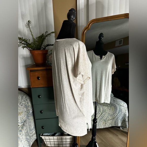 Pink Clover Brontë Henley Knit Tee - Picture 3 of 6